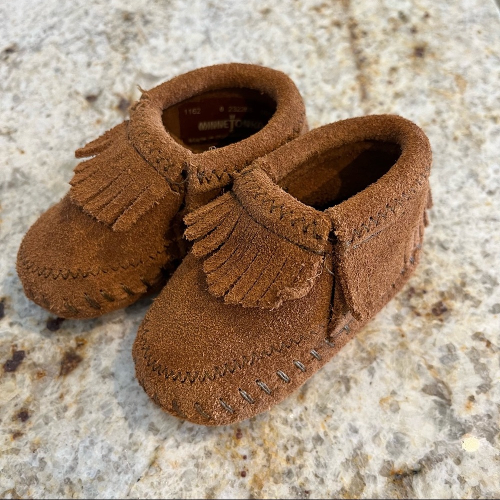 EUC Minnetonka baby infant moccasins Riley Bootie brown suede leather size 0